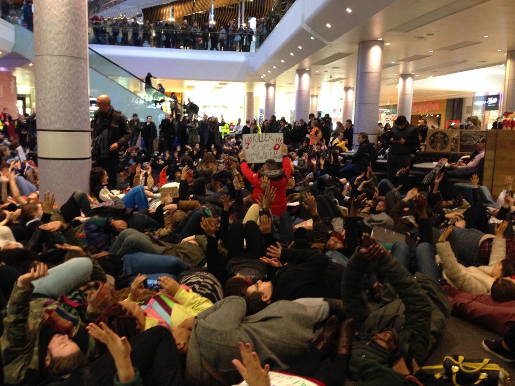 Solidarity die-in at Westfield shopping centre in London in so© IRR News